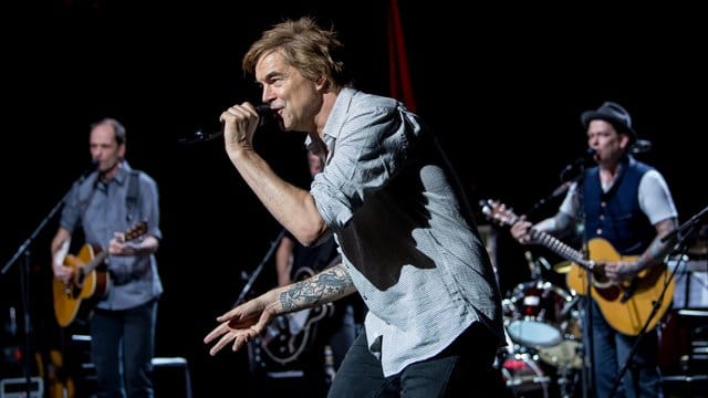 Auf der Berlinale wird der Tote-Hosen-Film "Weil du nur einmal lebst" gezeigt. Auf der Berlinale wird der Tote-Hosen-Film "Weil du nur einmal lebst" gezeigt.