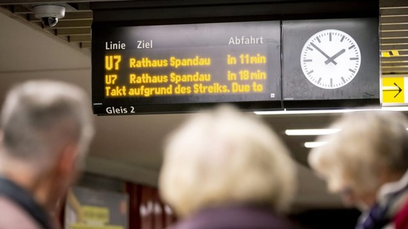 Anzeigetafel am U-Bahnhof Berliner Straße: BVG-Arbeitnehmer haben am Freitag bis 12 Uhr ihre Arbeit nieder gelegt.
