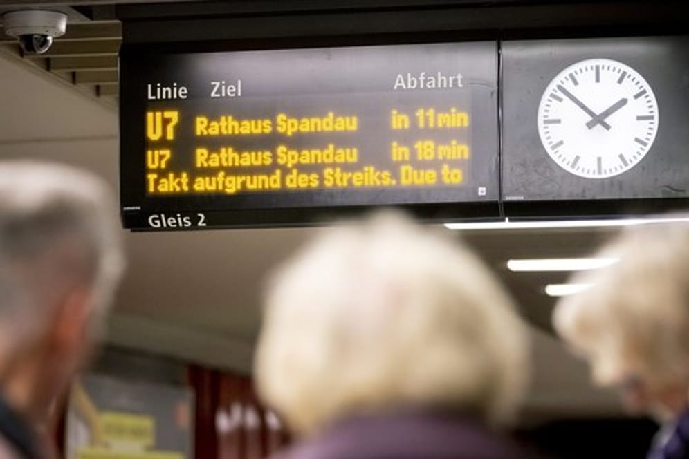 Anzeigetafel am U-Bahnhof Berliner Straße: BVG-Arbeitnehmer haben am Freitag bis 12 Uhr ihre Arbeit nieder gelegt.