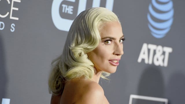 Lady Gaga lässt auf ihrem Rücken jetzt eine Rose erblühen. Lady Gaga lässt auf ihrem Rücken jetzt eine Rose erblühen.