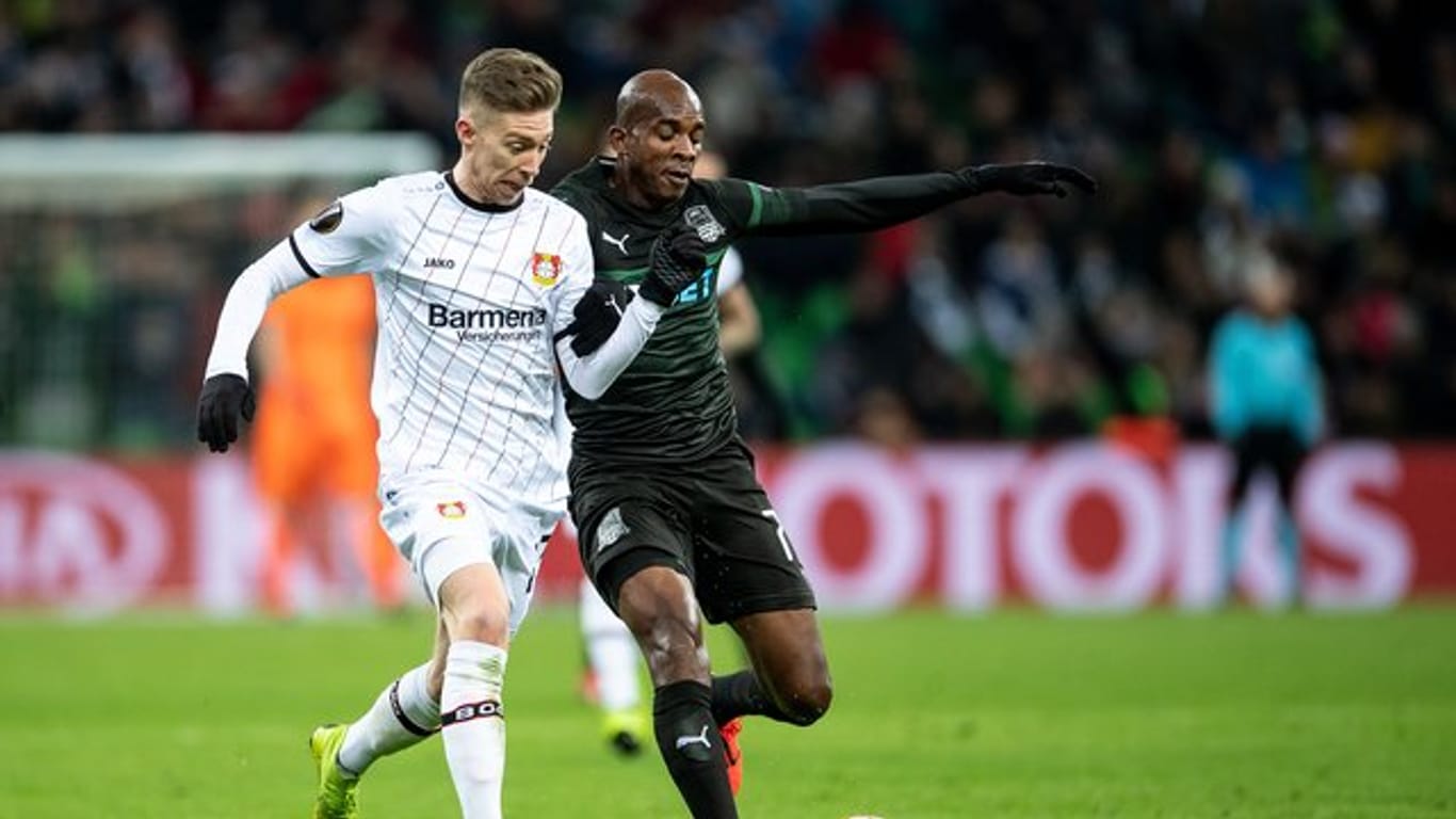 Leverkusens Mitchell Weiser (l) und Charles Kaboré von FK Krasnodar kämpfen um den Ball.
