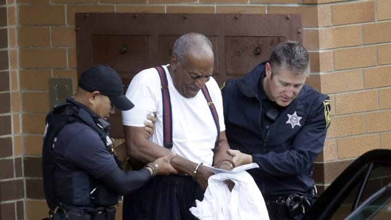 Bill Cosby wird nach seiner Verurteilung in Handschellen aus dem Gericht geführt.