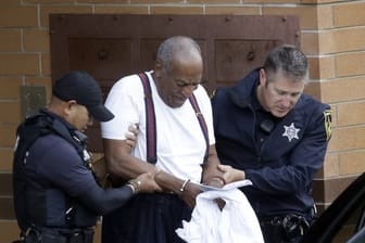 Bill Cosby wird nach seiner Verurteilung in Handschellen aus dem Gericht geführt.
