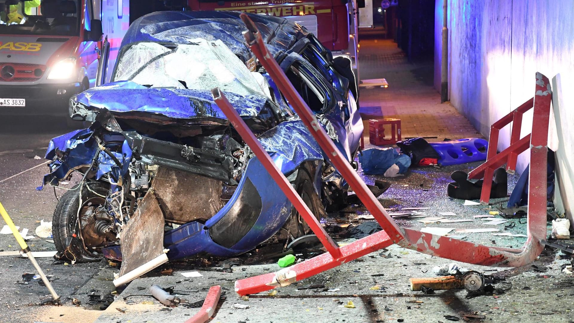 Rheinland-Pfalz: Das Wrack des verunglückten Autos.