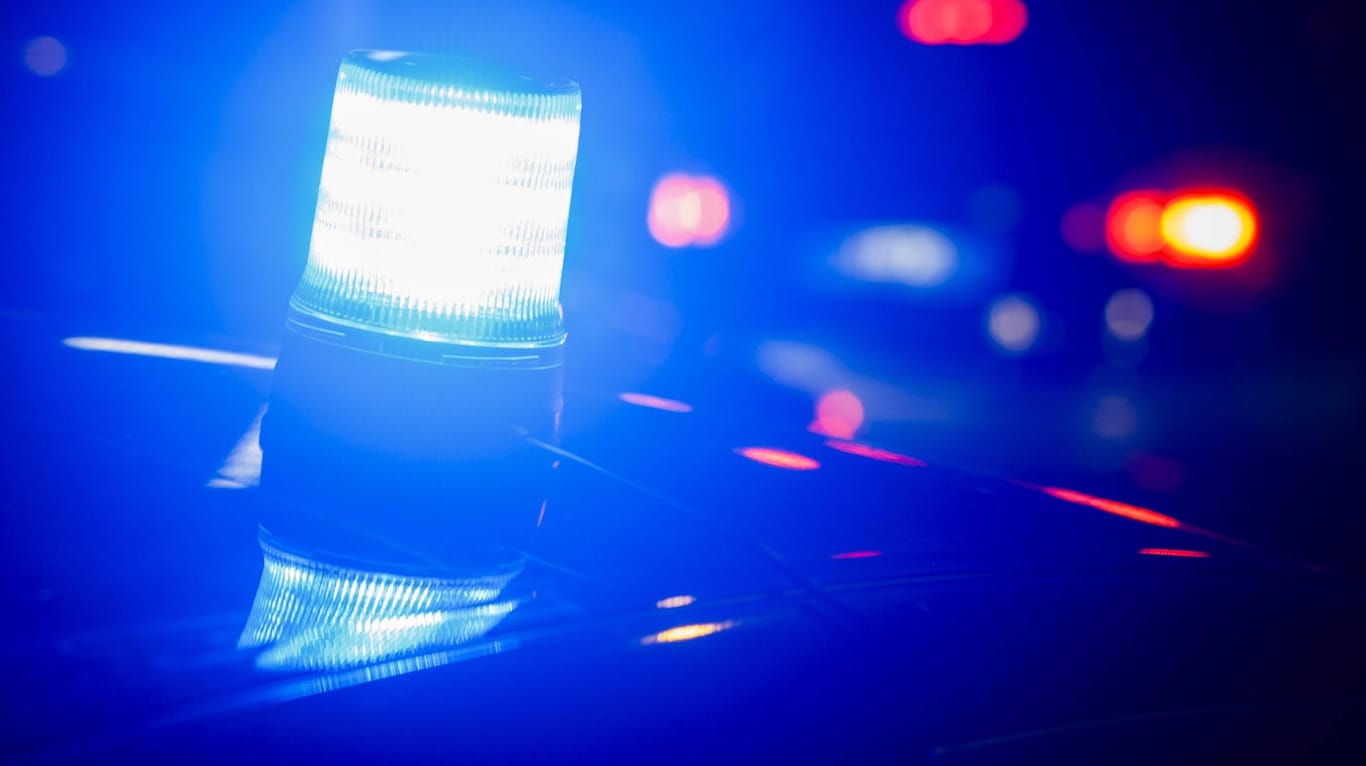 Blaulicht eines Polizeiwagens: In Berlin brannten in der Nacht zwei Autos. (Symbolbild)