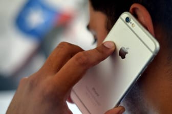iPhone: Die Firmen-Zertifikate für Apps sollen es Unternehmen erlauben, Anwendungen für ihrer Mitarbeiter direkt auf das iPhone und iPad-Tablet zu laden, ohne über den App Store von Apple zu gehen.