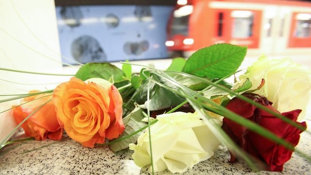 Blumen erinnern im April 2018 in einer Hamburger S-Bahnstation an den tödlichen Messerangriff. Blumen erinnern im April 2018 in einer Hamburger S-Bahnstation an den tödlichen Messerangriff.