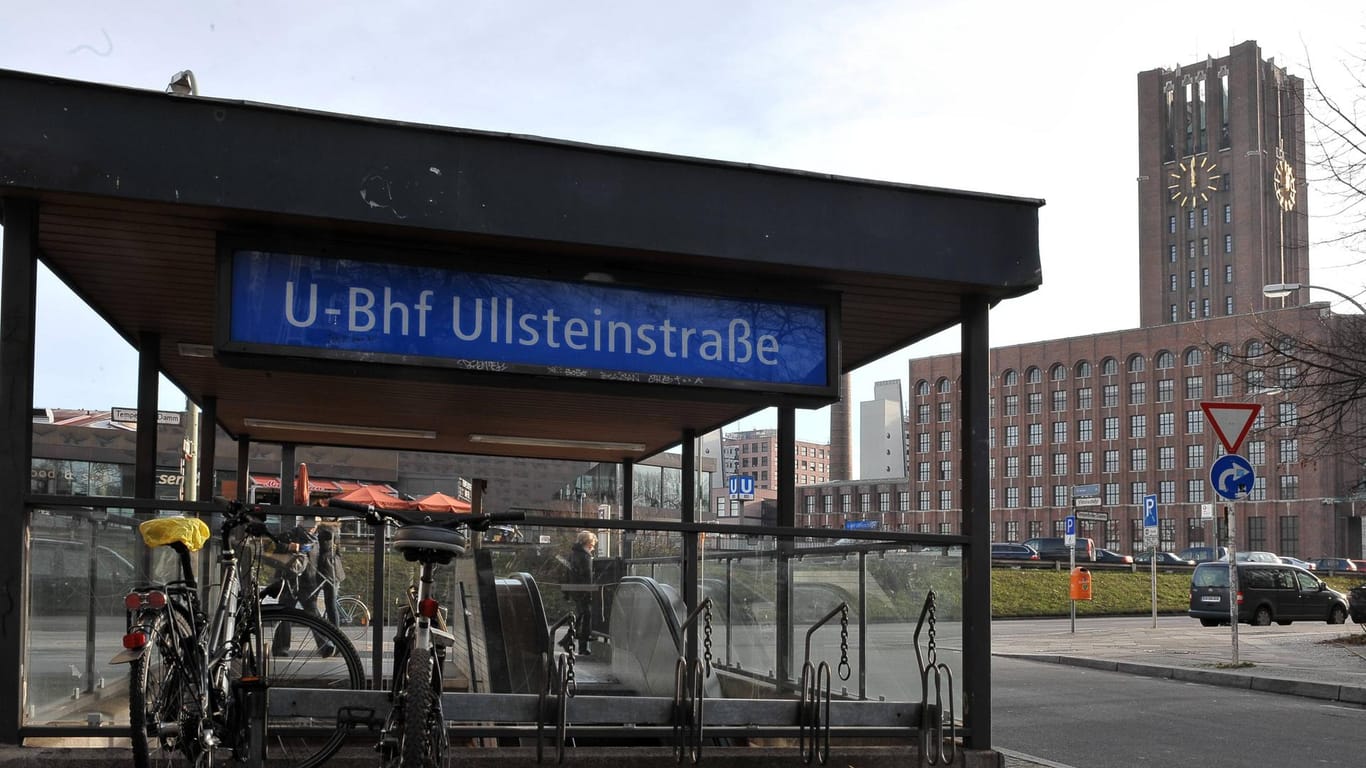 U-Bahnhof Ullsteinstraße: In diesem Bahnhof in Berlin haben Unbekannte einen Geldautomaten gesprengt.
