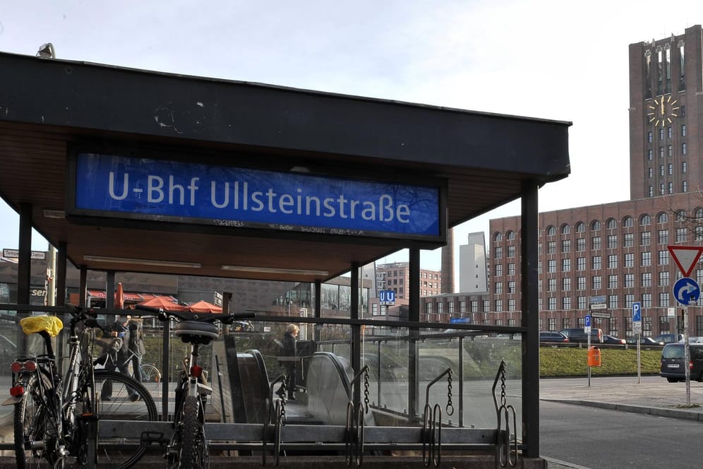 U-Bahnhof Ullsteinstraße: In diesem Bahnhof in Berlin haben Unbekannte einen Geldautomaten gesprengt.
