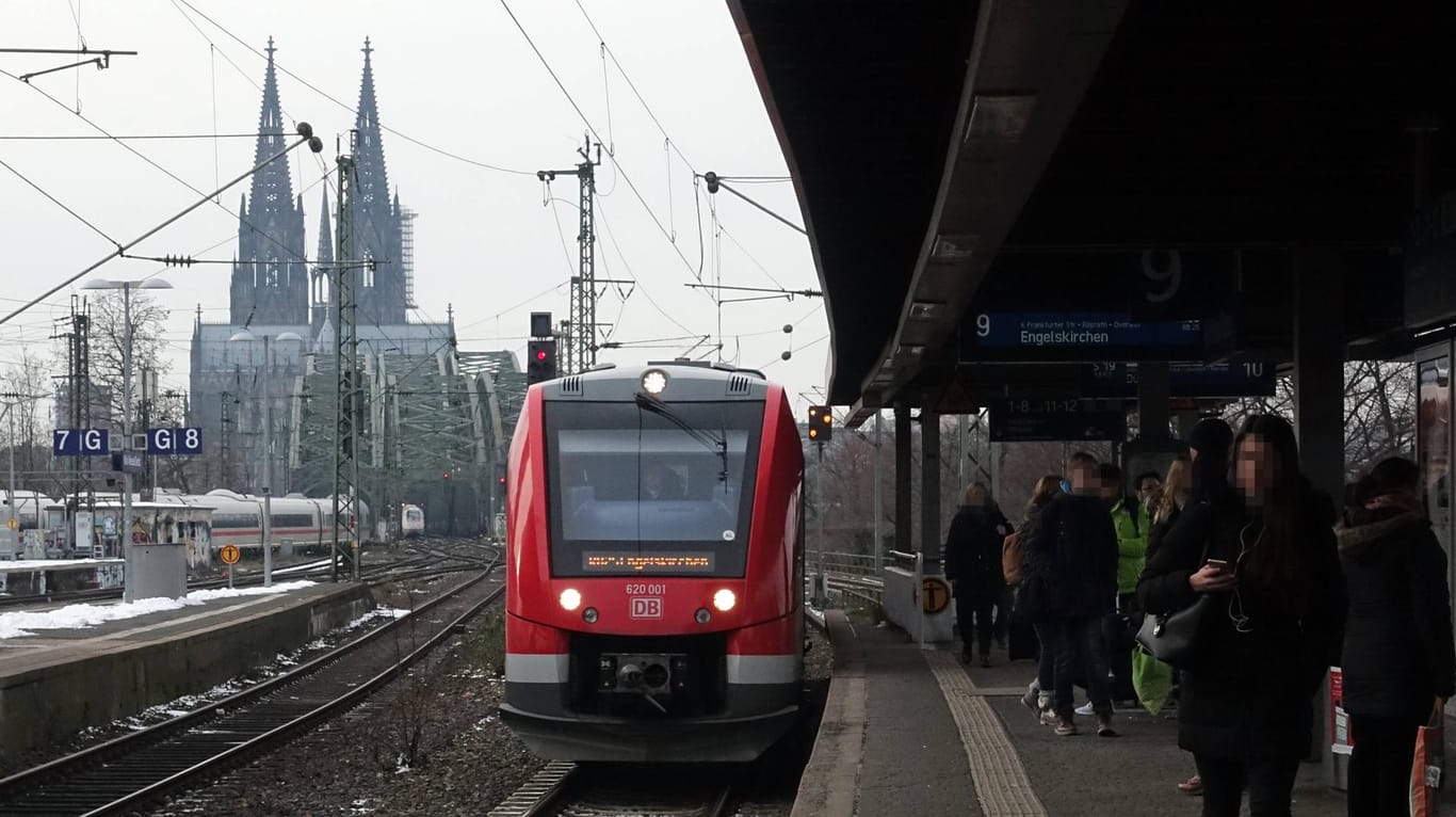 Bahnhof in Köln: Wegen einer Störung in Köln geht es in ganz NRW nur schleppend voran.