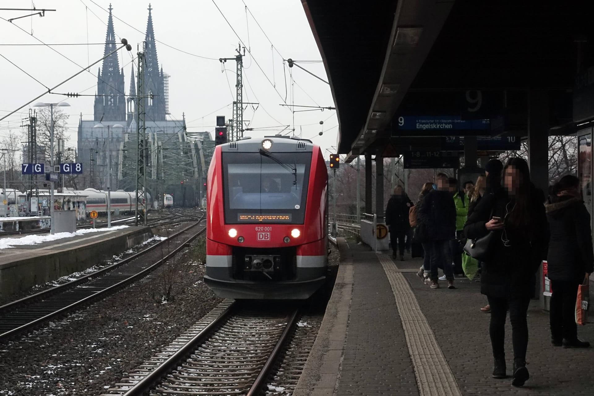 Bahnhof in Köln: Wegen einer Störung in Köln geht es in ganz NRW nur schleppend voran.