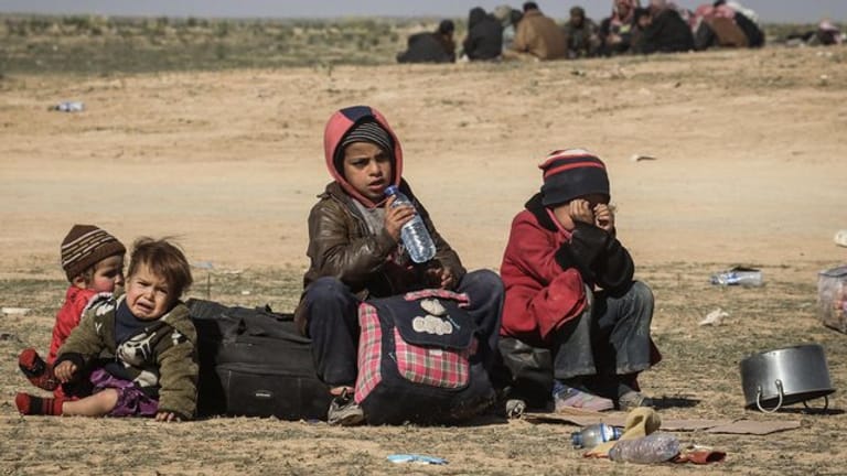 Vor den Kämpfen gegen die Terrormiliz Islamischer Staat (IS) geflüchtete Kinder bei Al-Baghus in Syrien.