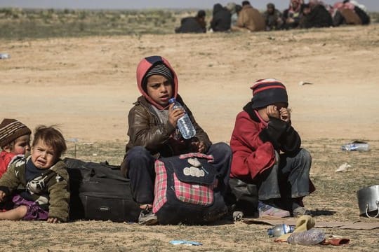 Vor den Kämpfen gegen die Terrormiliz Islamischer Staat (IS) geflüchtete Kinder bei Al-Baghus in Syrien.