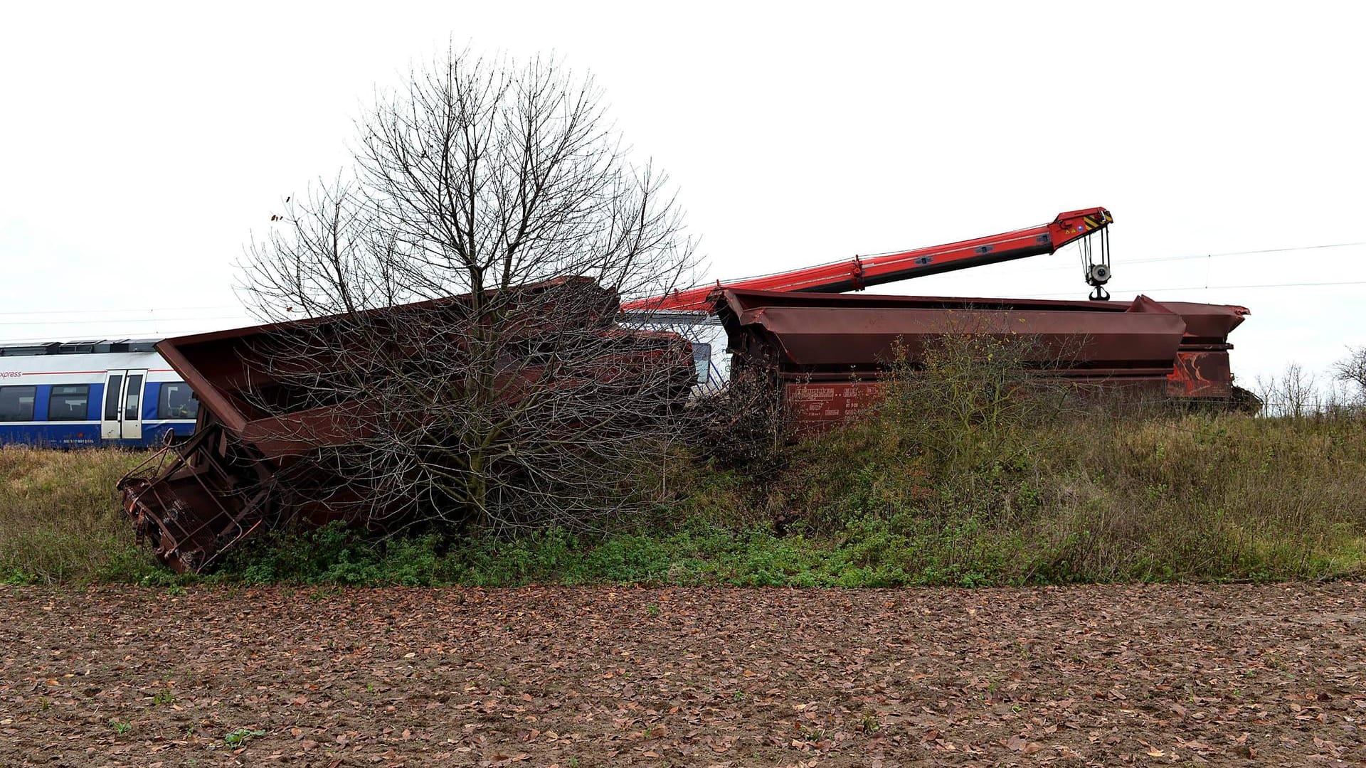 Ein entgleister Güterzug (Symbolbild): Wegen solch eines Vorfalls ist es in Bayern zu Sperrungen gekommen. Ein entgleister Güterzug (Symbolbild): Wegen solch eines Vorfalls ist es in Bayern zu Sperrungen gekommen.