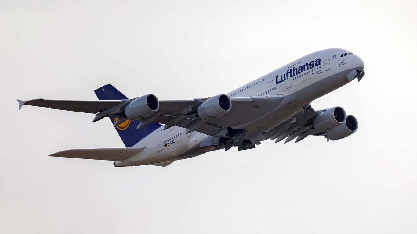 Ein Lufthansa-Flugzeug hebt ab: Schon in einigen Jahren könnten die Jets ab Hamburg mit nachhaltigem Kerosin starten.