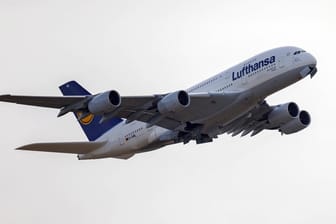 Ein Lufthansa-Flugzeug hebt ab: Schon in einigen Jahren könnten die Jets ab Hamburg mit nachhaltigem Kerosin starten.