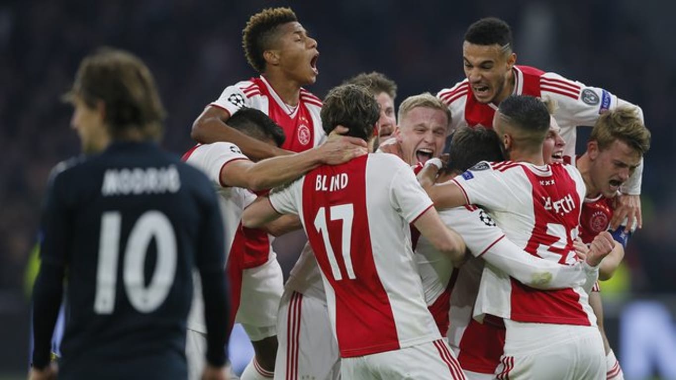 Zu früh gefreut: Vor der Videobeweisentscheidung jubeln die Ajax-Spieler über ein Tor gegen Real Madrid.