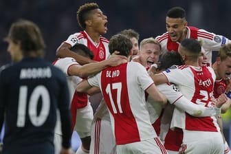 Zu früh gefreut: Vor der Videobeweisentscheidung jubeln die Ajax-Spieler über ein Tor gegen Real Madrid.