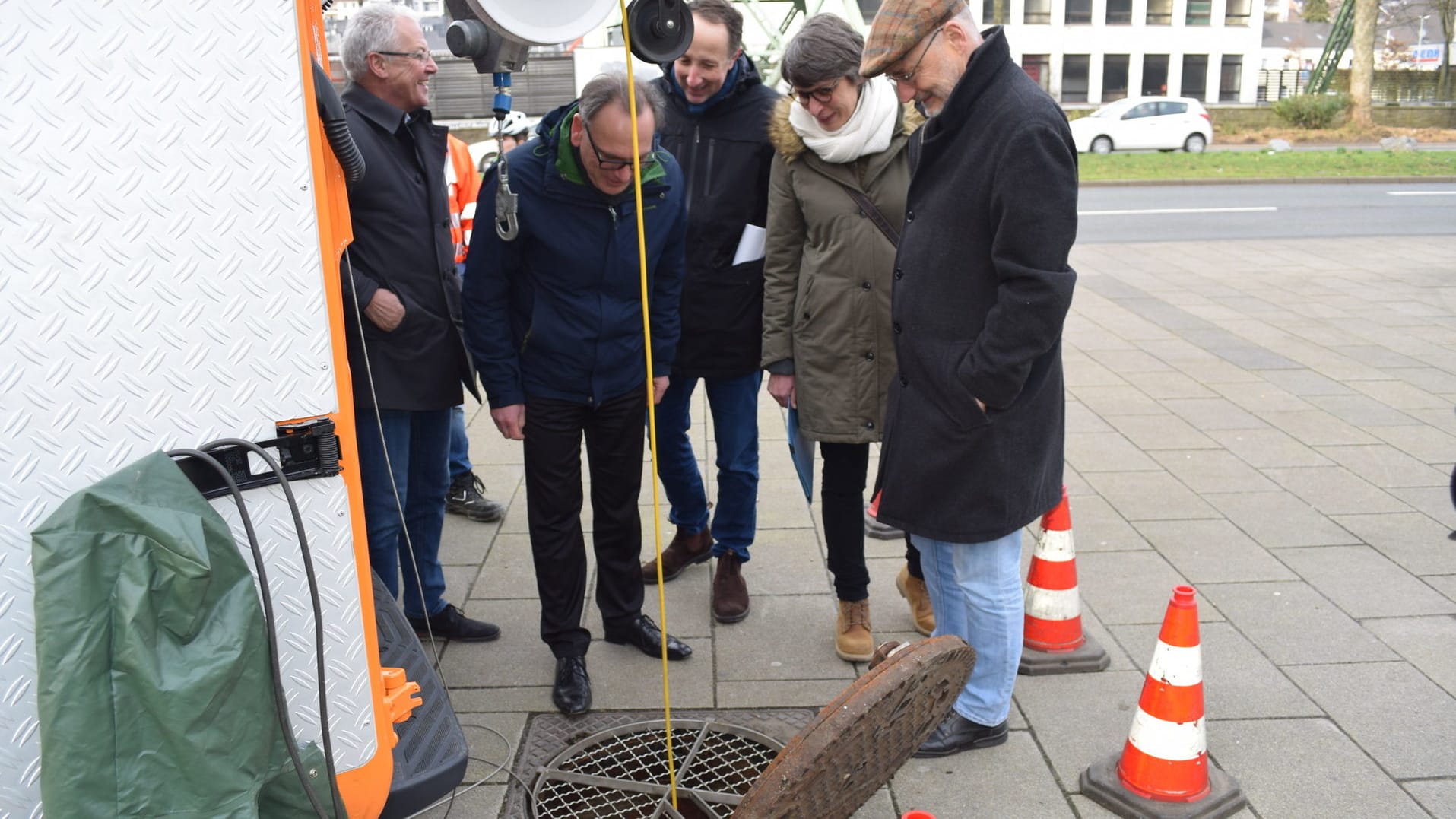 Oberbürgermeister Mucke und Vertreter von WSW und GMW schauen sich den Abwasserkanal an.