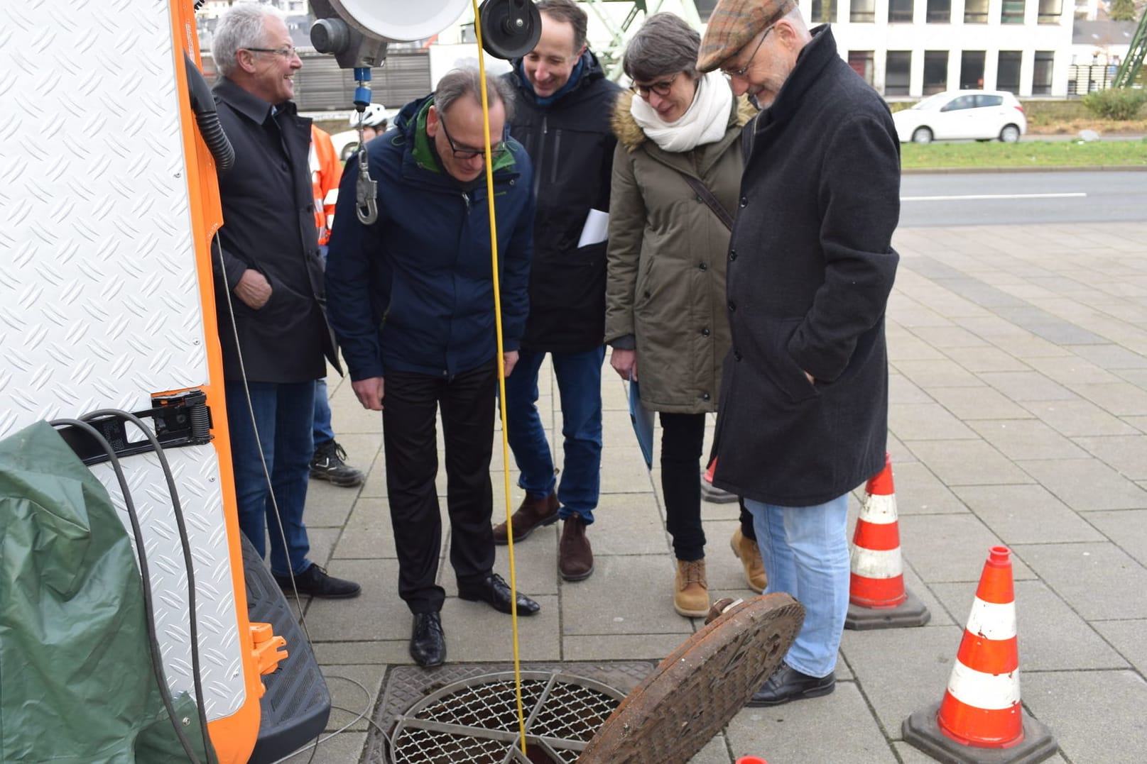 Oberbürgermeister Mucke und Vertreter von WSW und GMW schauen sich den Abwasserkanal an.