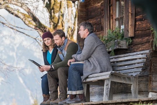 Lilli (Ronja Forcher) und Martin (Hans Sigl, r) versuchen Hans (Heiko Ruprecht) von seinem Alleingang abzuhalten und gemeinsam eine andere Lösung für den Gruberhof zu finden.