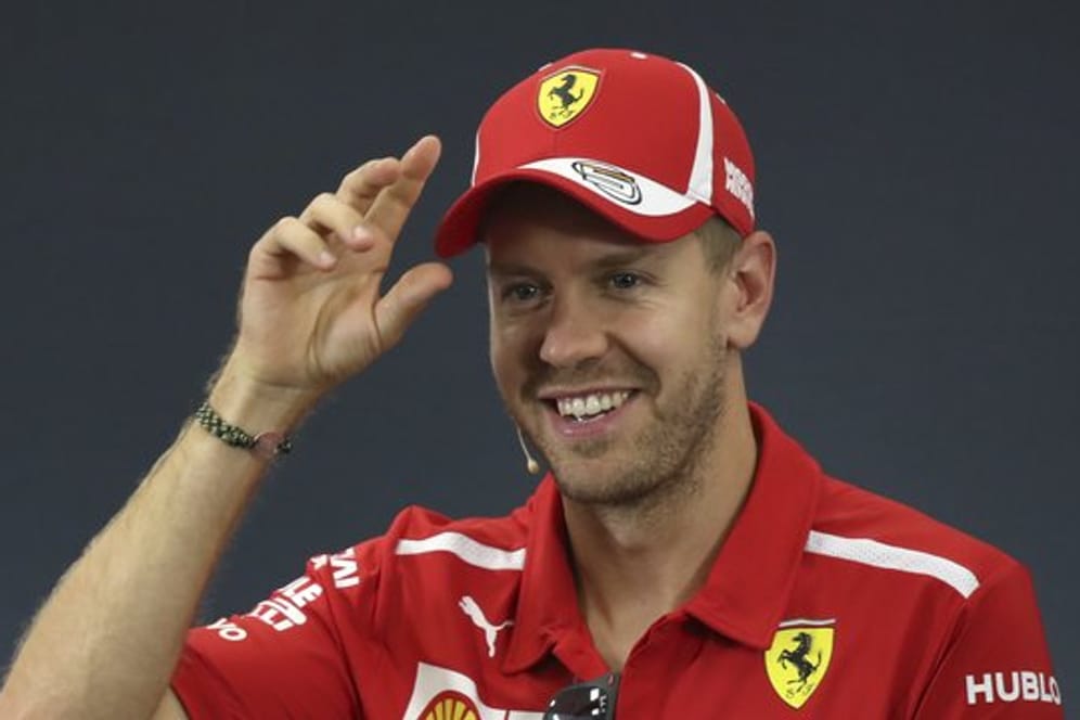 Sebastian Vettel freut sich über den neuen Dienstwagen.