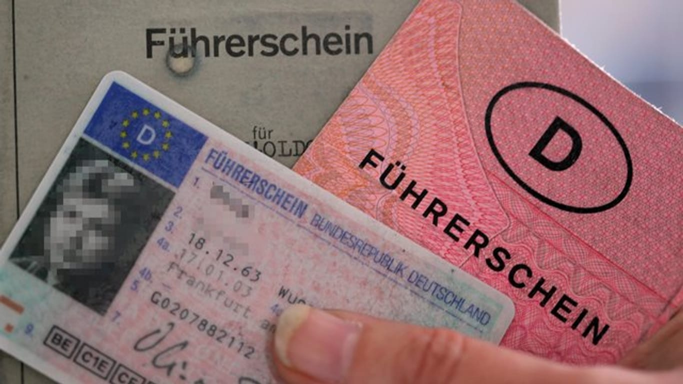 Wer mit einem alten Führerschein ins Ausland reist, sollte einen Textauszug der EU-Führerscheinrichtline dabei haben, die bestätigt, dass die Fahrerlaubnis gültig ist.