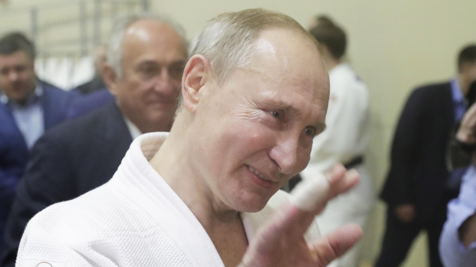 Wladimir Putin: Der Kreml-Chef hat eine leichte Verletzung am Finger erlitten. Wladimir Putin: Der Kreml-Chef hat eine leichte Verletzung am Finger erlitten.