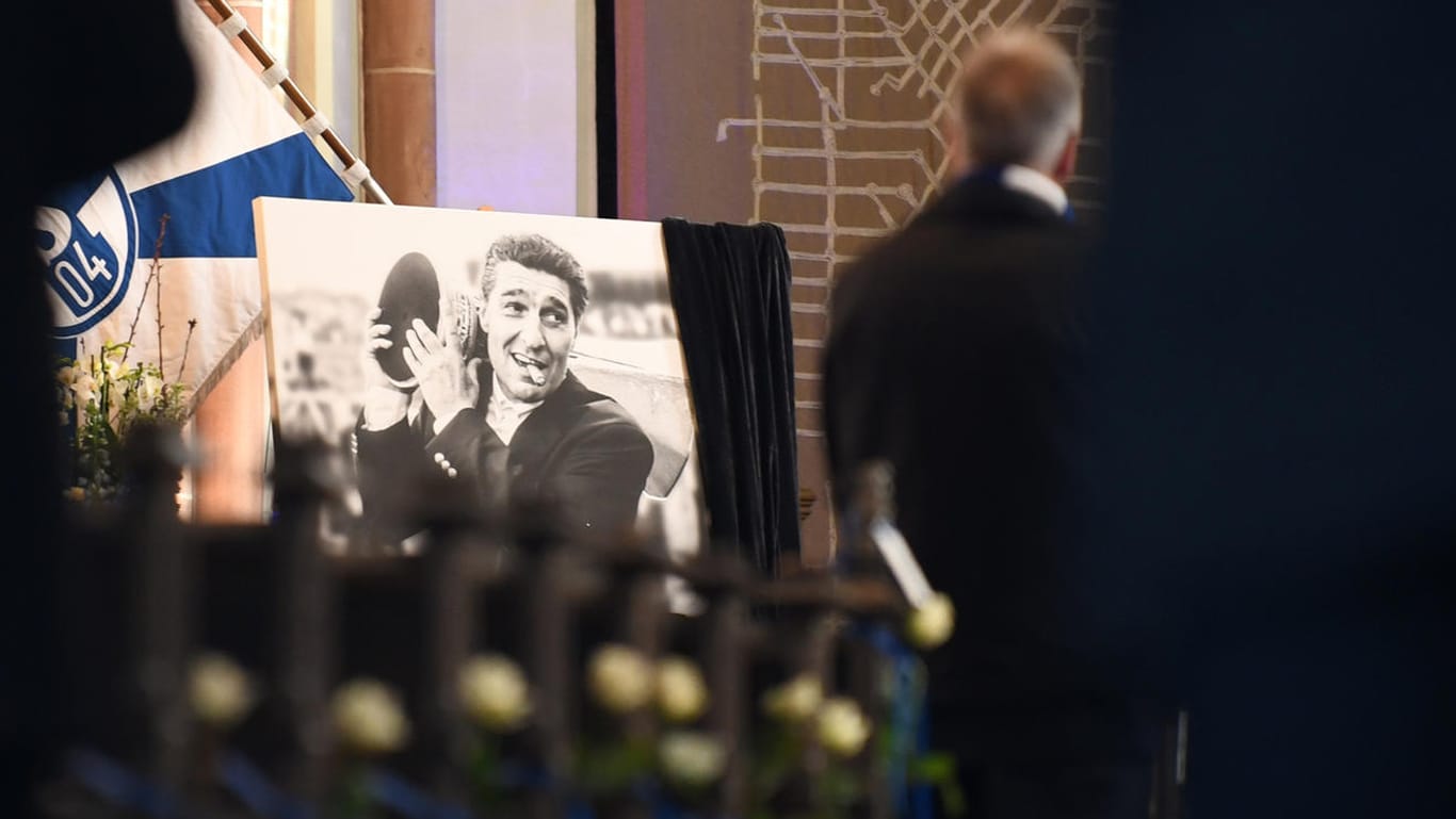 Unvergessen: Das legendäre Bild von Rudi Assauer auf der Trauerfeier für den Manager.