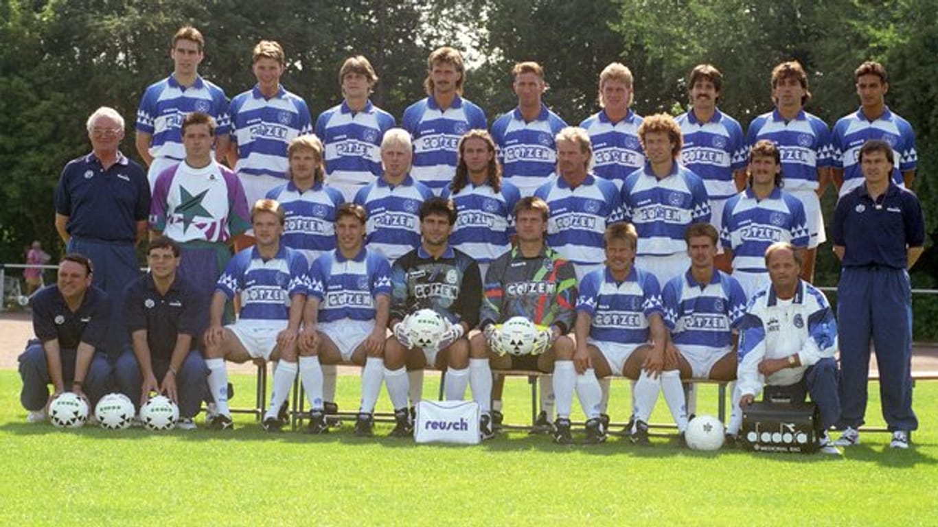 Die Mannschaft des Fußball-Bundesligisten MSV Duisburg beim Fototermin für die Saison 1993/1994 mit Trainer Ewald Lienen (r).