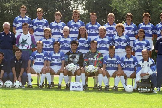 Die Mannschaft des Fußball-Bundesligisten MSV Duisburg beim Fototermin für die Saison 1993/1994 mit Trainer Ewald Lienen (r).