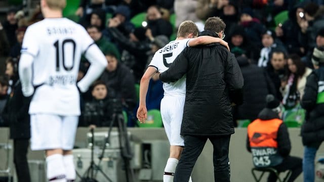 Sven Bender (M) muss im Spiel gegen FK Krasnodar verletzt ausgewechselt werden. Sven Bender (M) muss im Spiel gegen FK Krasnodar verletzt ausgewechselt werden.