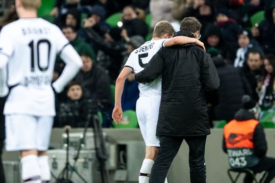 Sven Bender (M) muss im Spiel gegen FK Krasnodar verletzt ausgewechselt werden.