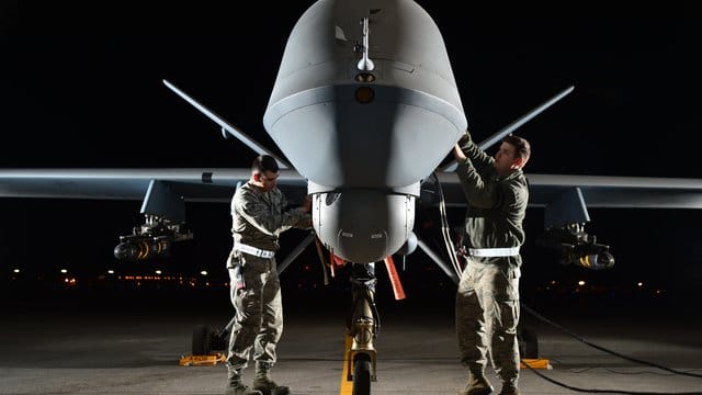 Mechaniker des US-Militärs arbeiten an einer Drohne des Typs MQ-9 Reaper auf der Creech Air Force Base (USA). Mechaniker des US-Militärs arbeiten an einer Drohne des Typs MQ-9 Reaper auf der Creech Air Force Base (USA).