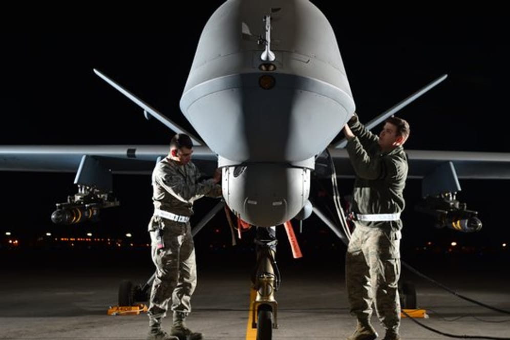 Mechaniker des US-Militärs arbeiten an einer Drohne des Typs MQ-9 Reaper auf der Creech Air Force Base (USA).