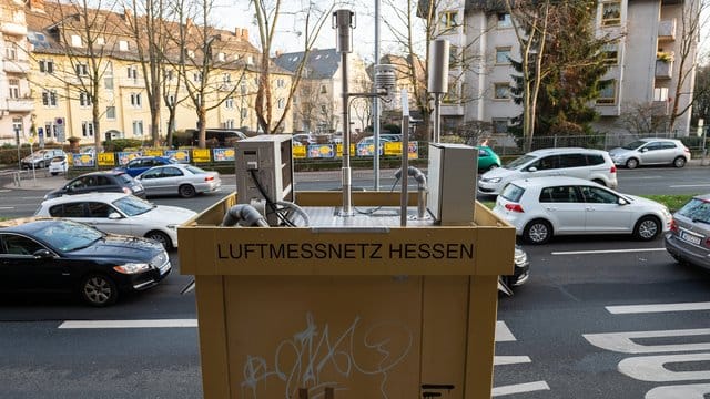 Luftmessstation am Straßenrand. Luftmessstation am Straßenrand.