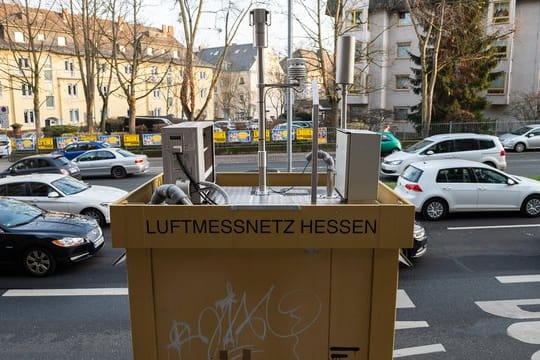 Luftmessstation am Straßenrand.