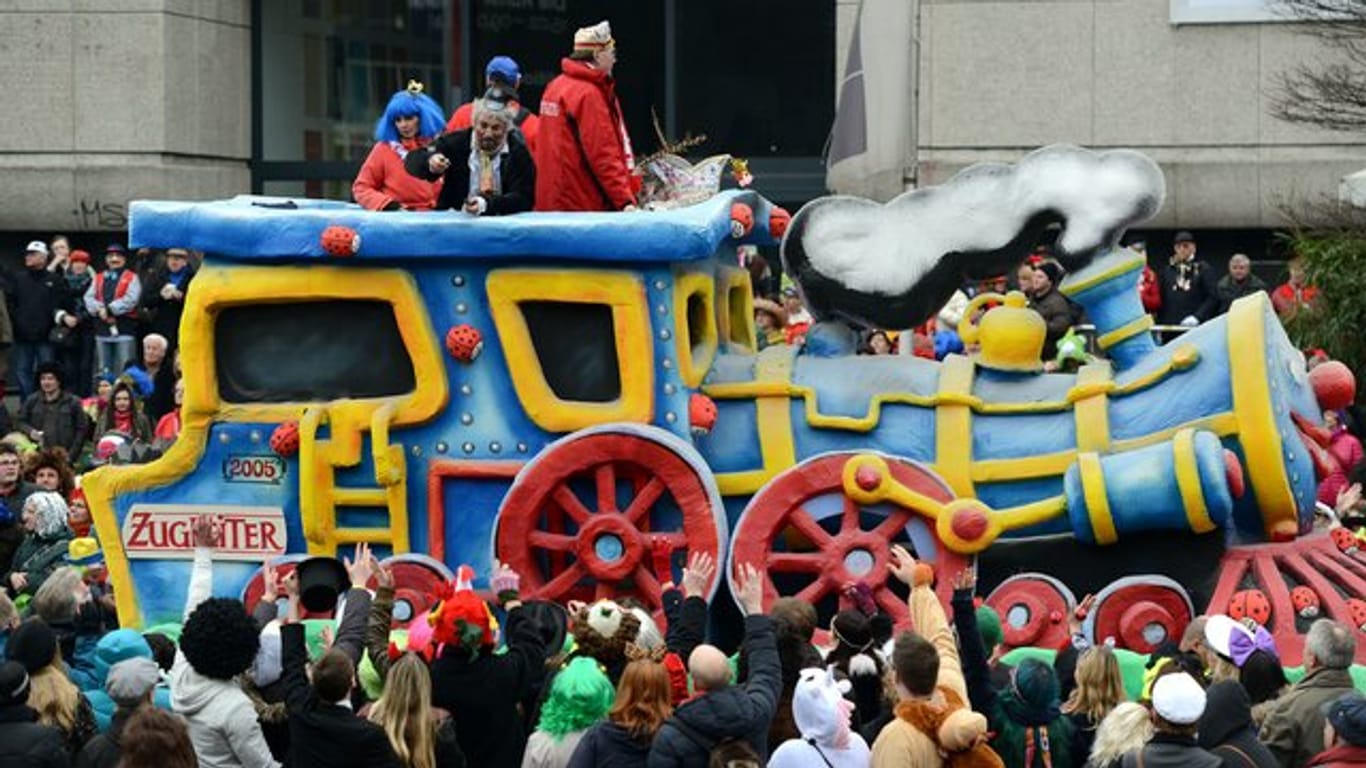 Narrenzug mit Genehmigung: Um mit umgebauten Fahrzeugen an Karnevalsumzügen teilnehmen zu können, sind Gutachten erforderlich.