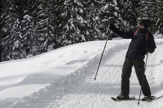 Schneeschuhwanderung (Symbolbild): Ein 96-Jähriger wird seit der Tour vermisst.