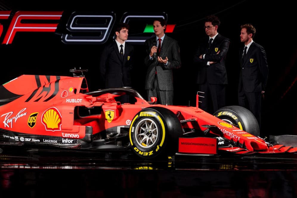 Das Ferrari-Team um Sebastian Vettel (rechts) und Charles Leclerc (links) mit dem neuen Wagen SF90.