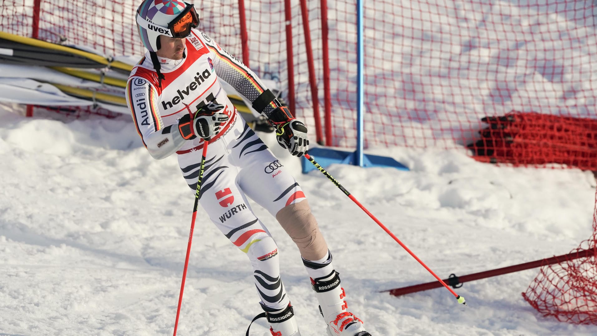 Bandage am linken Knie: DSV-Star Stefan Luitz stürzte im ersten Durchgang des WM-Riesenslaloms in Are.