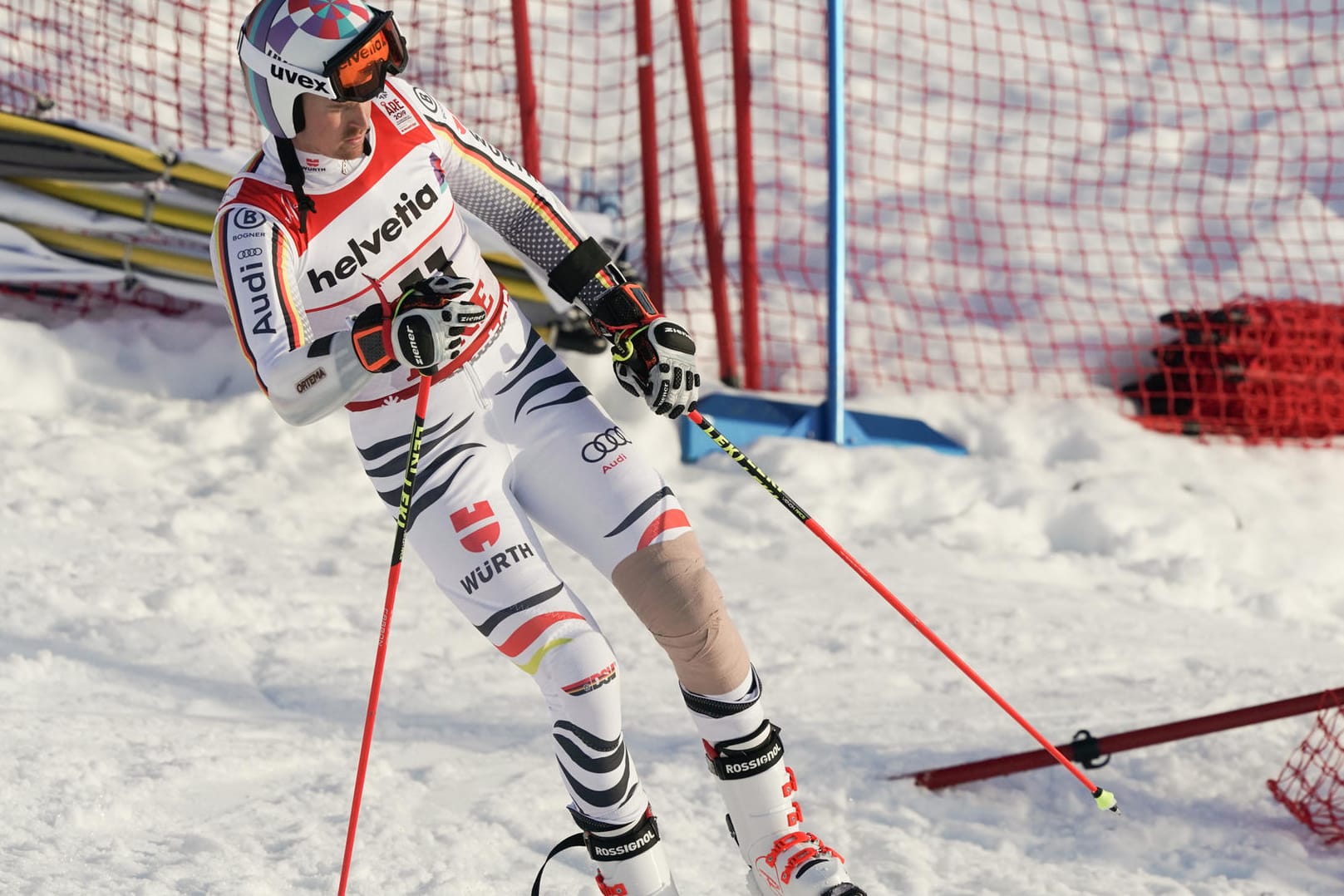 Bandage am linken Knie: DSV-Star Stefan Luitz stürzte im ersten Durchgang des WM-Riesenslaloms in Are.