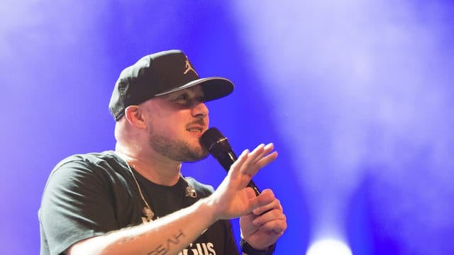 Für den Rapper Kool Savas läuft es gut : zum fünften Mal auf dem ersten Platz der Albumcharts. Für den Rapper Kool Savas läuft es gut : zum fünften Mal auf dem ersten Platz der Albumcharts.