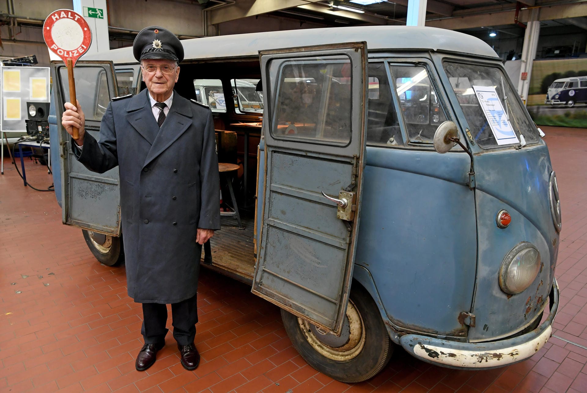 Historische Uniform, historisches Auto: Inzwischen ist der Bulli im Besitz des VW-Konzerns.