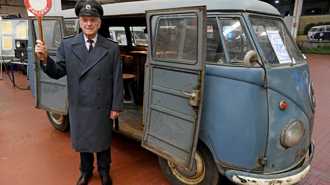 Historische Uniform, historisches Auto: Inzwischen ist der Bulli im Besitz des VW-Konzerns.