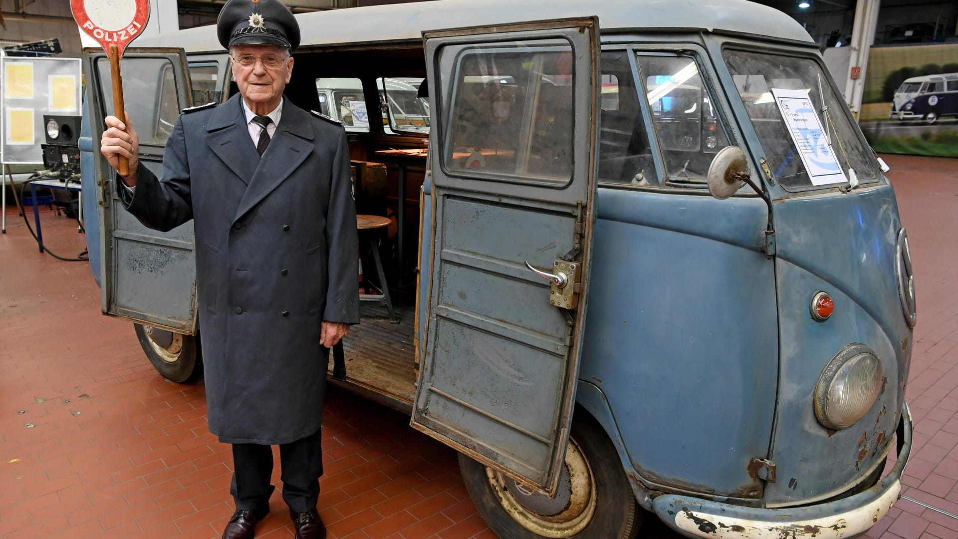 Historische Uniform, historisches Auto: Inzwischen ist der Bulli im Besitz des VW-Konzerns.