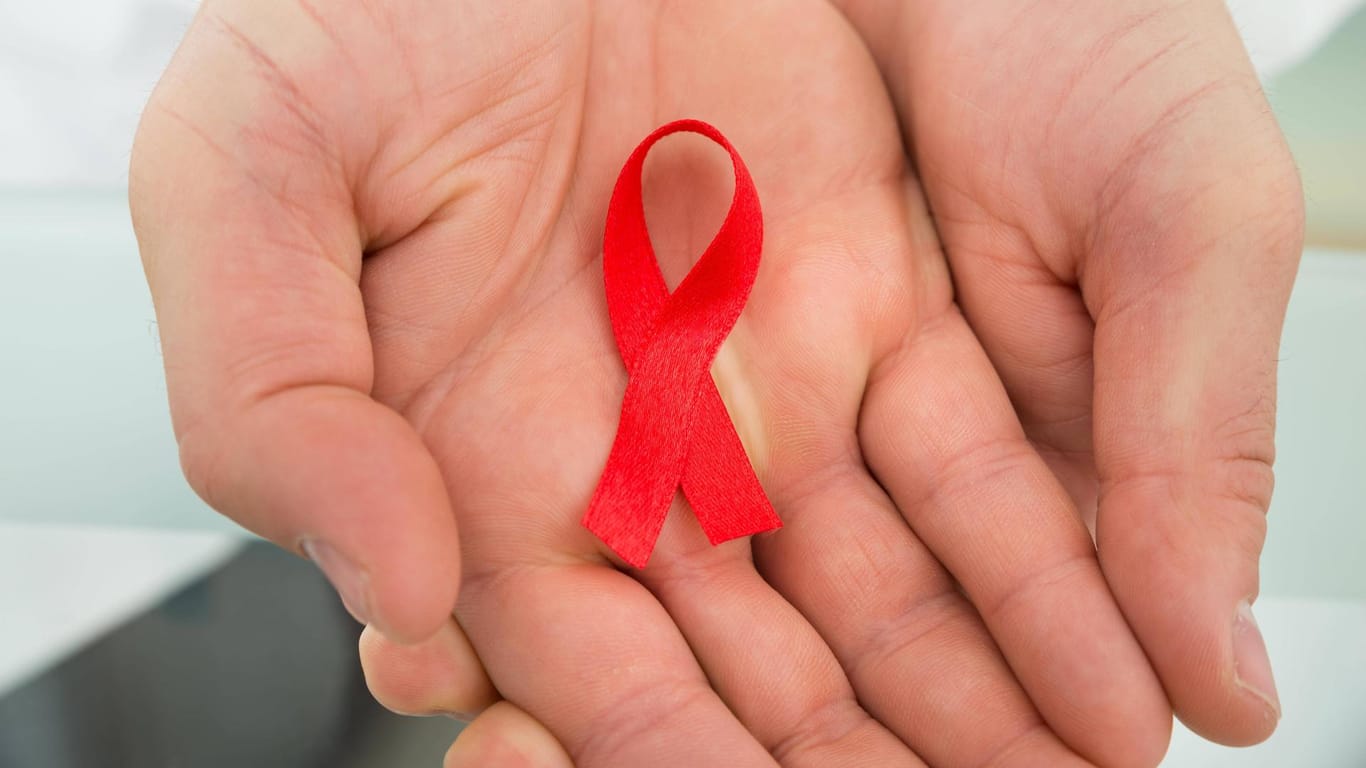 Rote Schleife: Pro Jahr kostet eine HIV-Prophylaxe nach DAK-Angaben 800 Euro, eine HIV-Therapie im Schnitt 20.000 Euro.