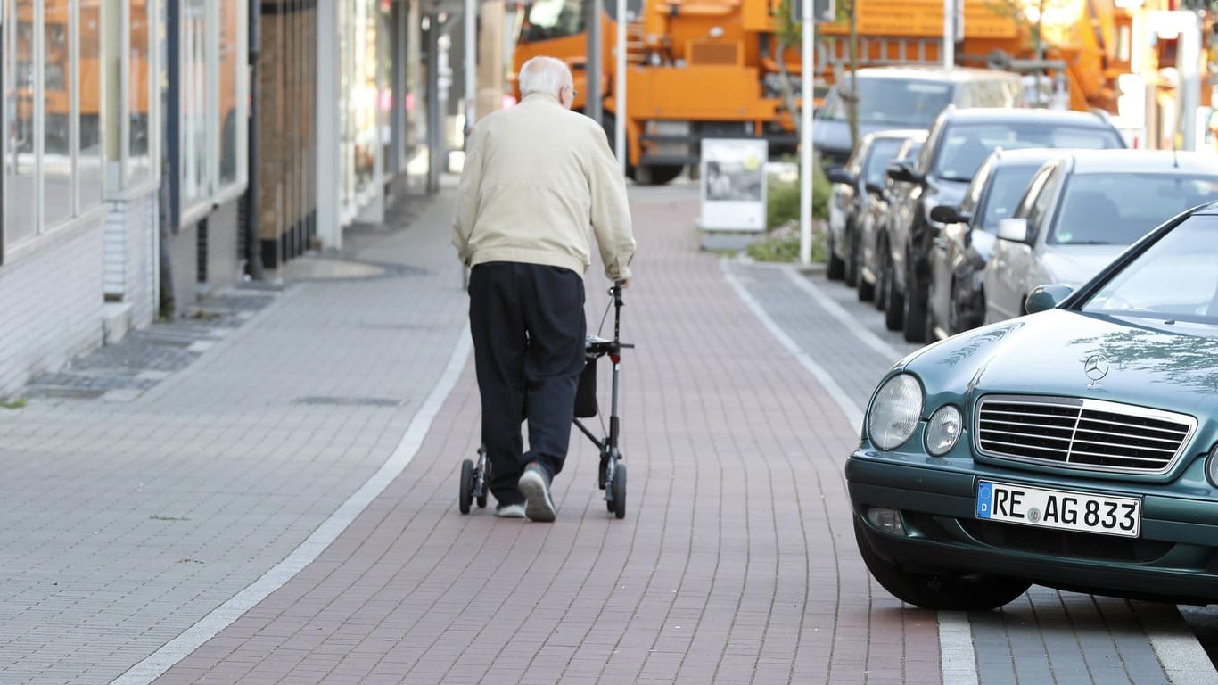 Ein Mann mit Rollator (Symbolbild): Ein Renter zerkratzte aus Wut mit einem Schlüssel parkende Autos.