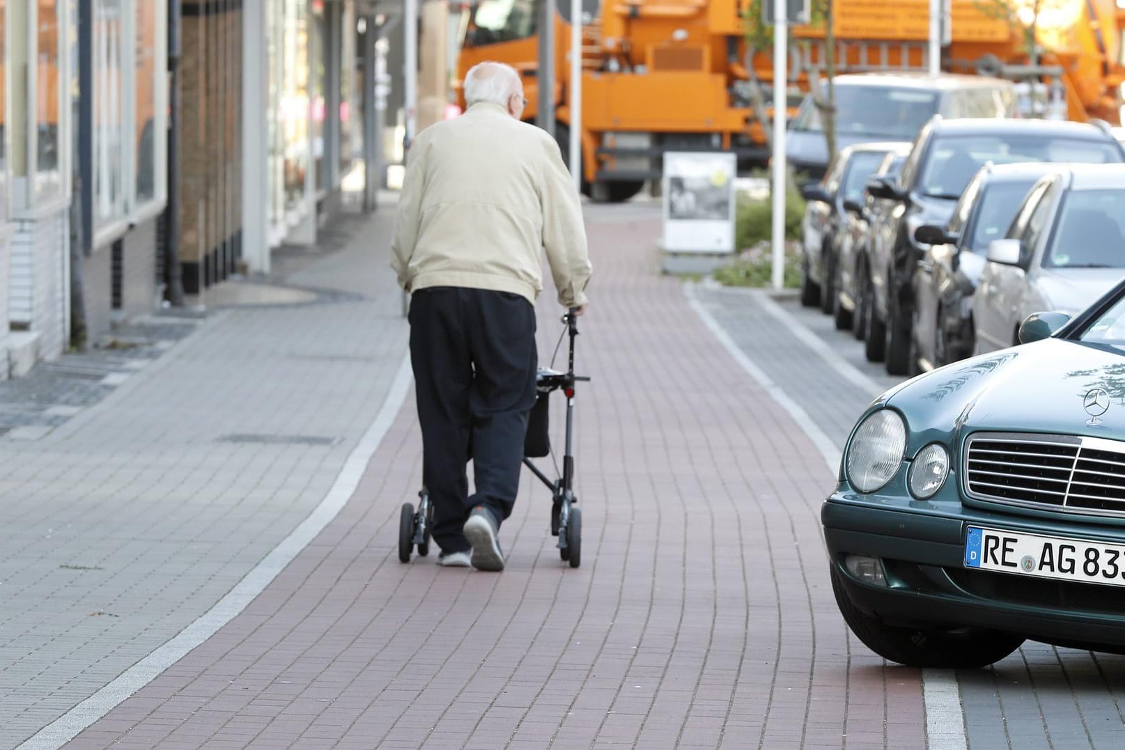 Ein Mann mit Rollator (Symbolbild): Ein Renter zerkratzte aus Wut mit einem Schlüssel parkende Autos.