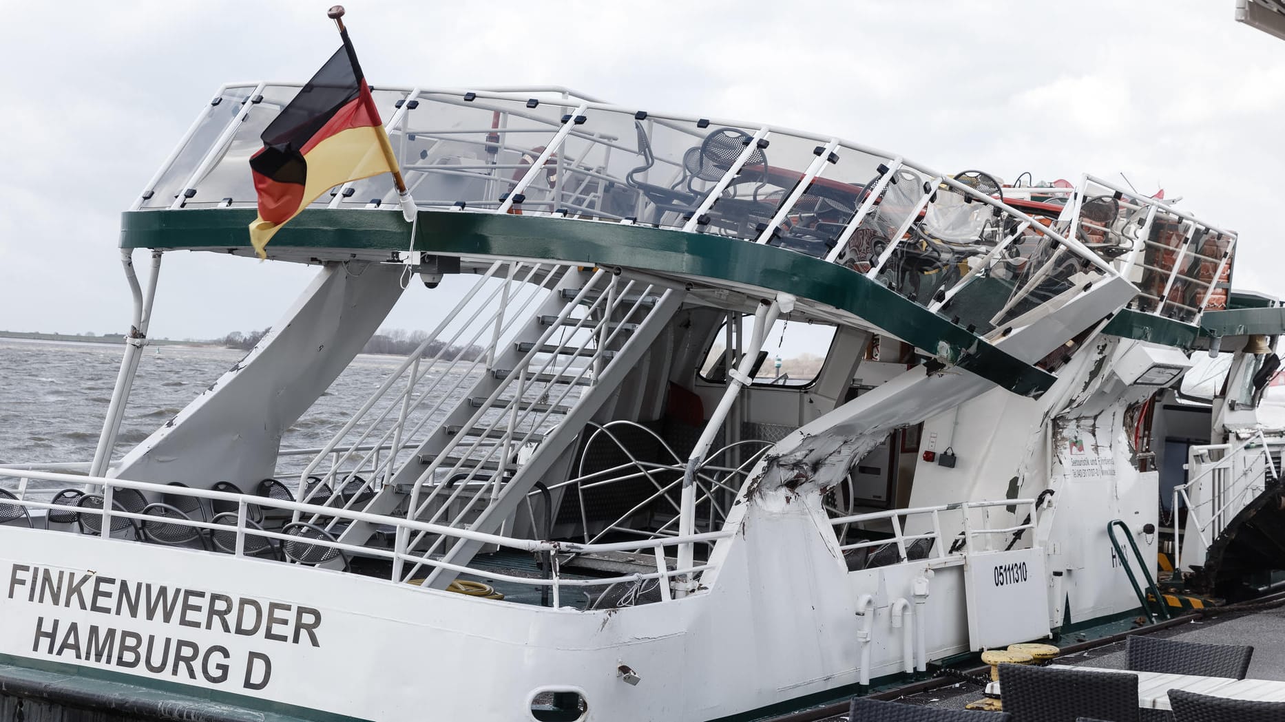 Die Elbfähre Finkenwerder liegt stark beschädigt am Anleger Blankenese: In der vergangenen Woche ist die Fähre auf der Elbe mit einem Containerschiff kollidiert. Die Elbfähre Finkenwerder liegt stark beschädigt am Anleger Blankenese: In der vergangenen Woche ist die Fähre auf der Elbe mit einem Containerschiff kollidiert.